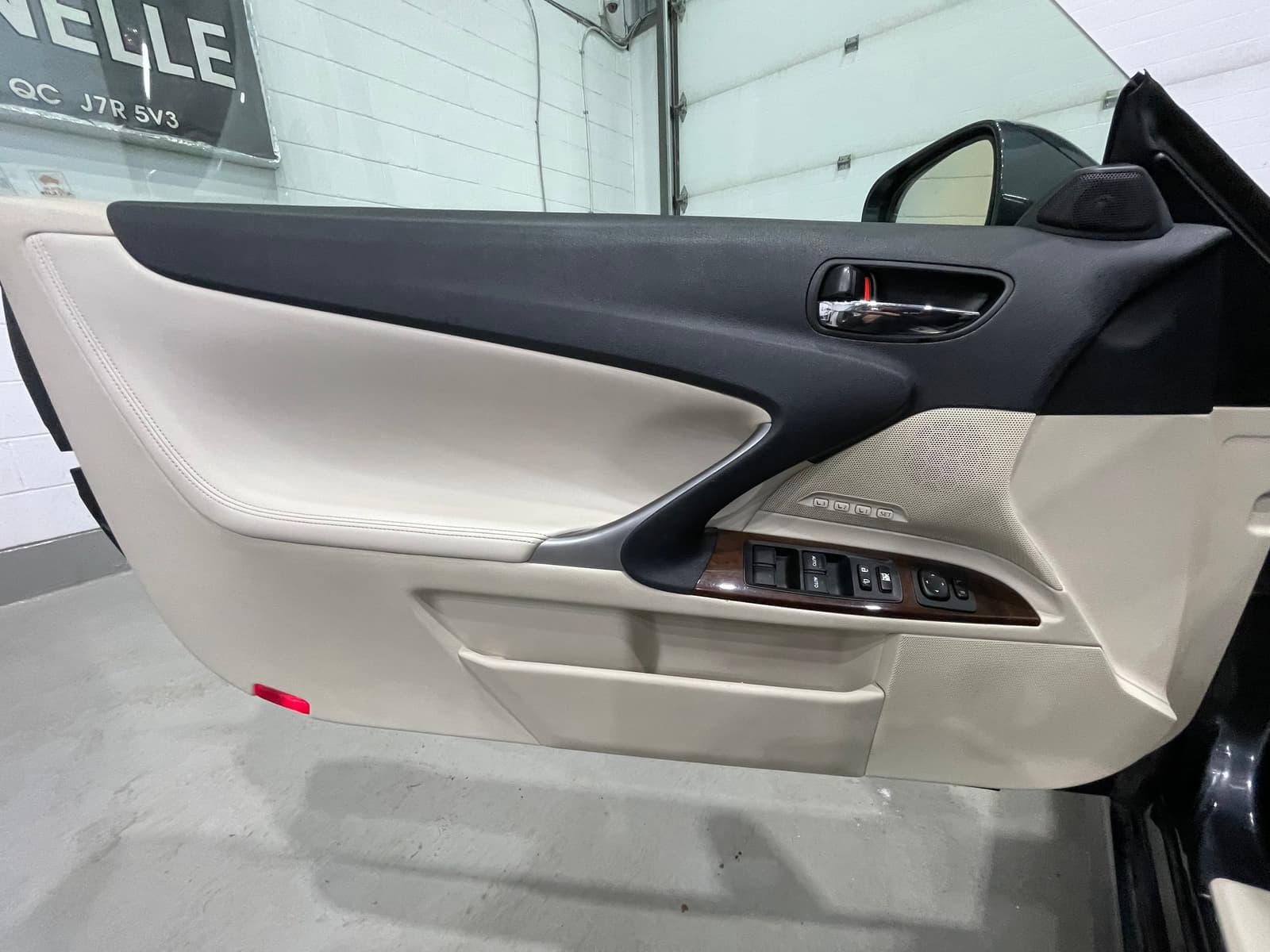 Lexus IS 250C 2010 - Image 31