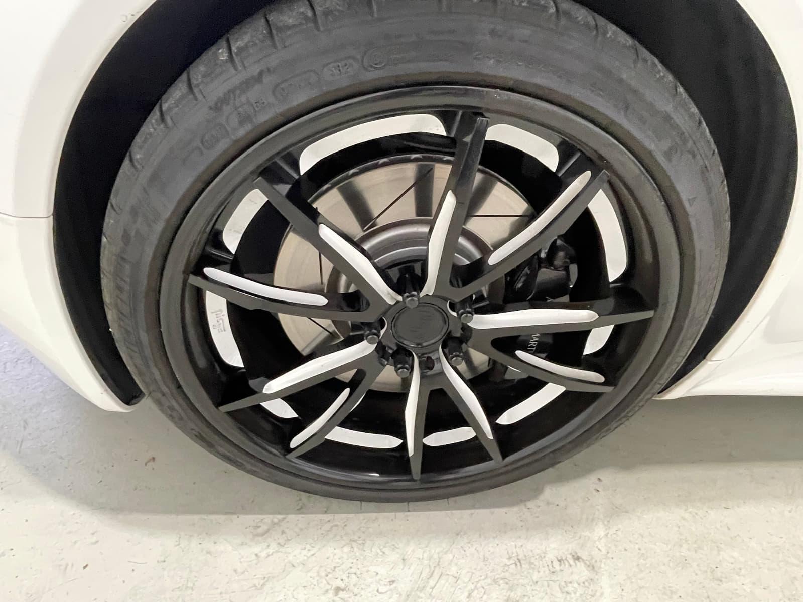 Aston Martin V8 Vantage 2011 - Image 10