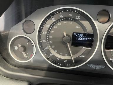 Aston Martin V8 Vantage 2011 - Thumbnail 21