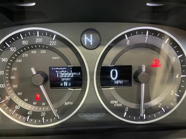 Aston Martin V8 Vantage 2011 - Thumbnail 26