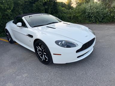 Aston Martin V8 Vantage 2011 - Thumbnail 2