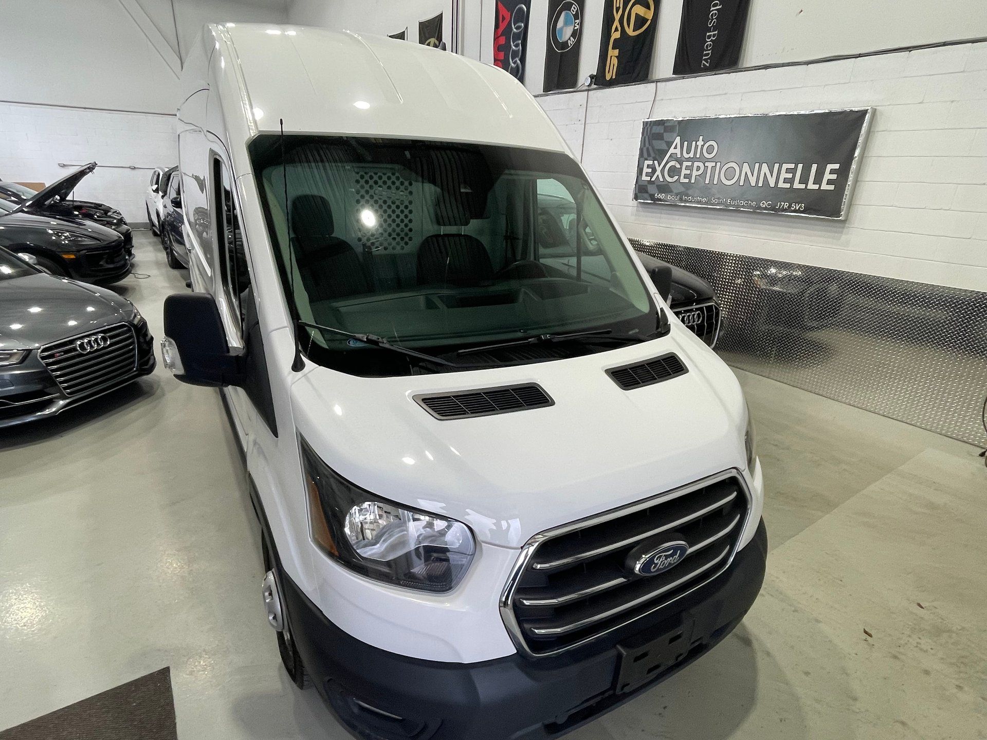 Ford Transit-250 Cargo 2020 - Thumbnail 2