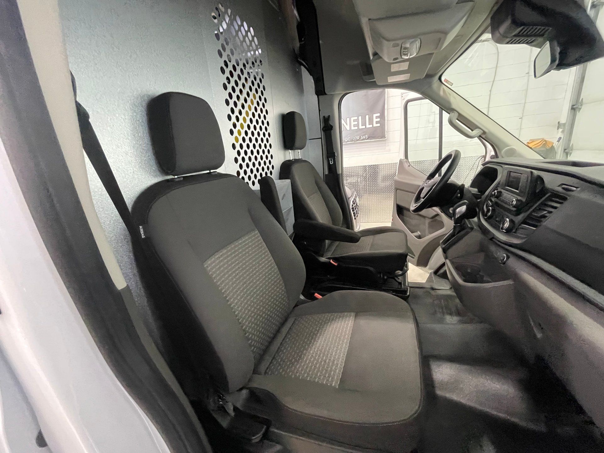 Ford Transit-250 Cargo 2020 - Thumbnail 24