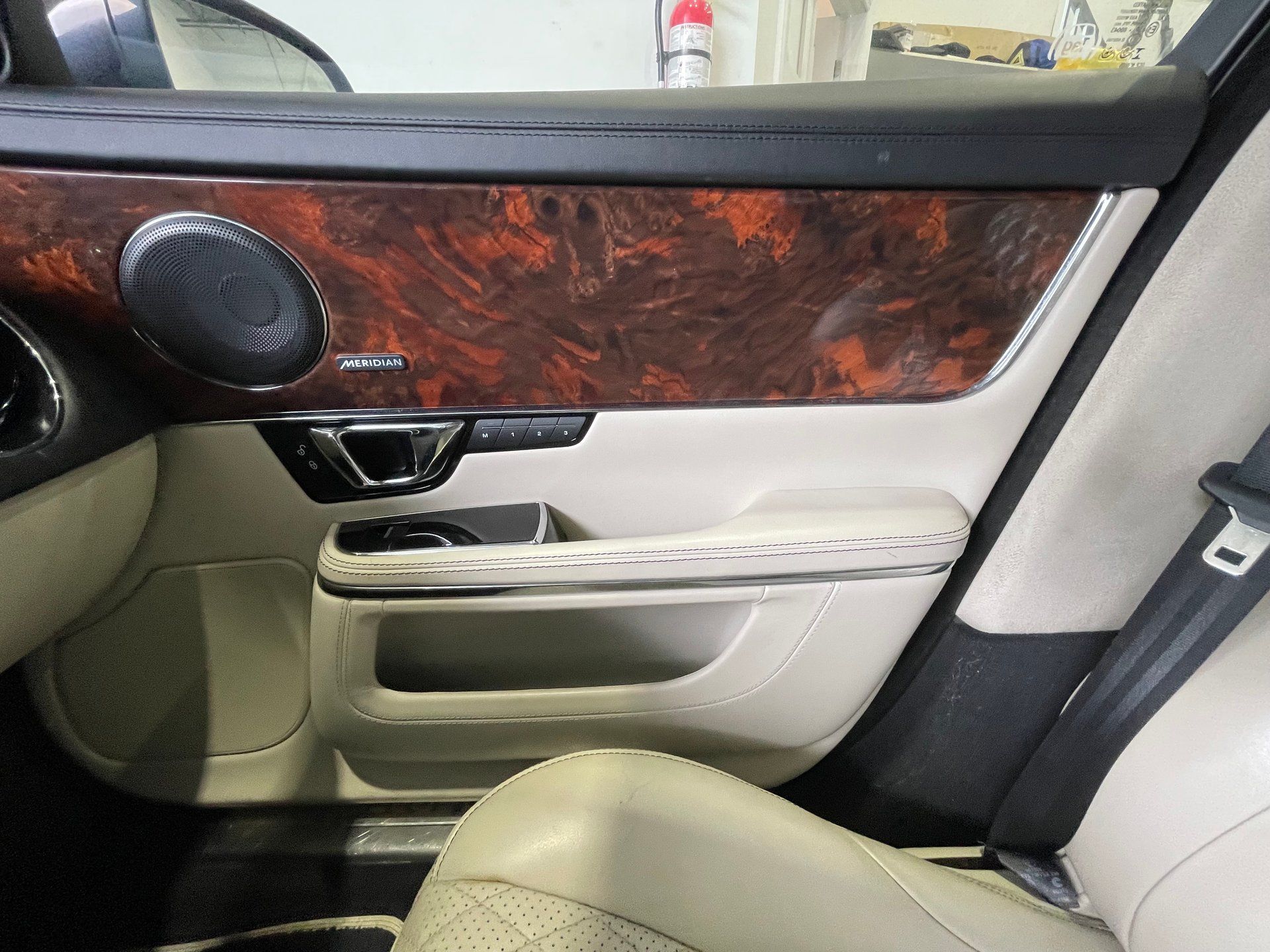 Jaguar XJ 2017 - Image 16