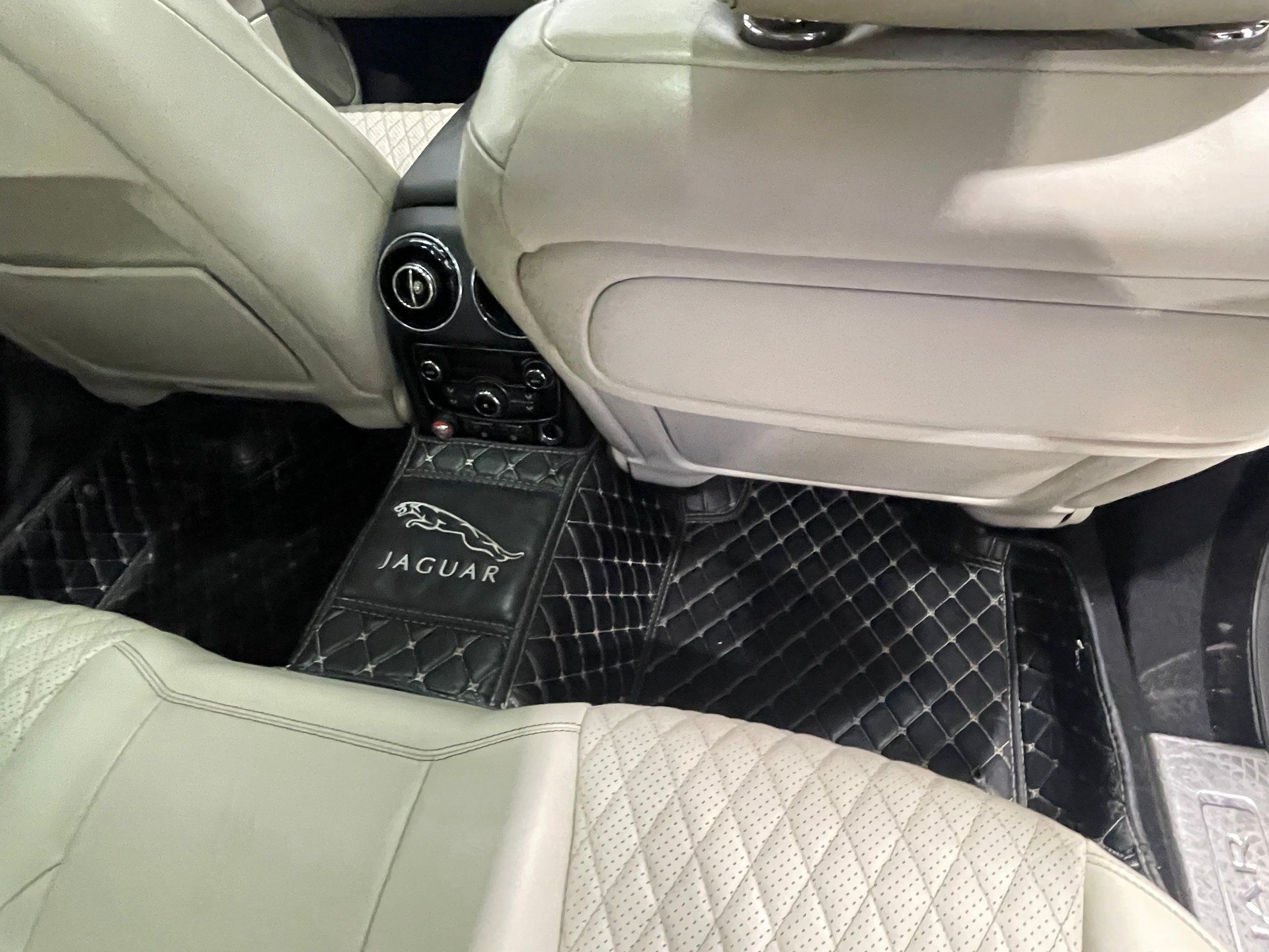 Jaguar XJ 2017 - Image 33
