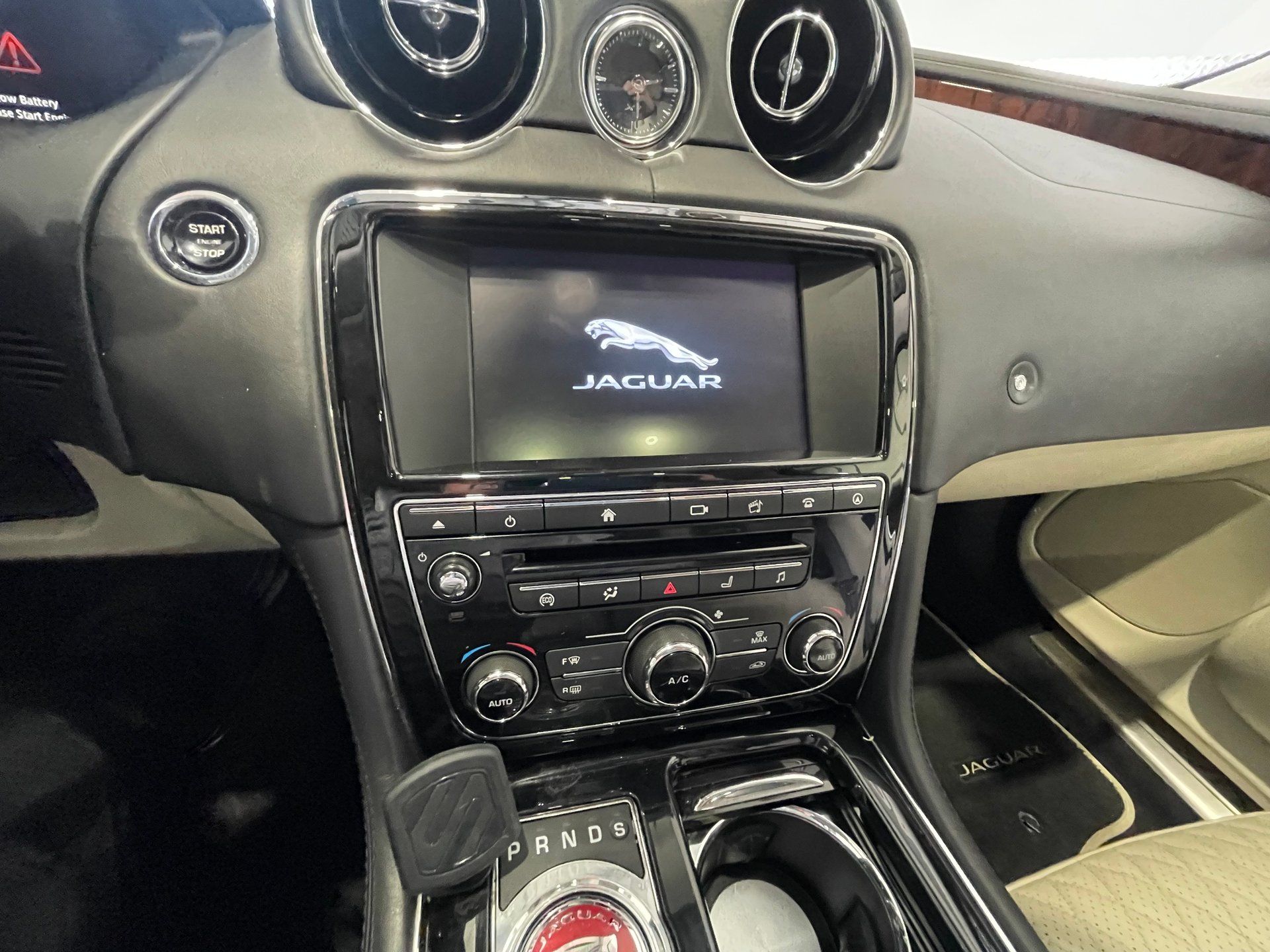 Jaguar XJ 2017 - Image 17