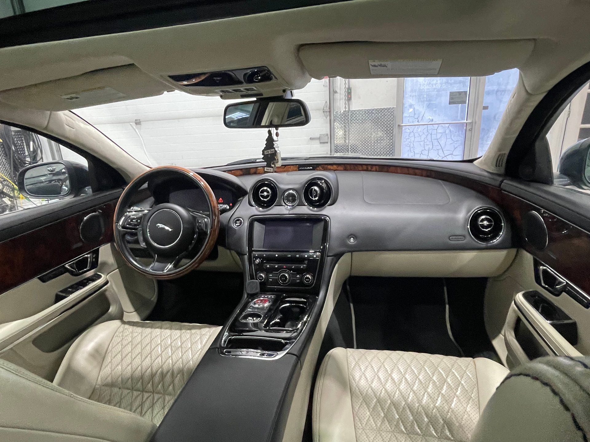 Jaguar XJ 2017 - Image 34
