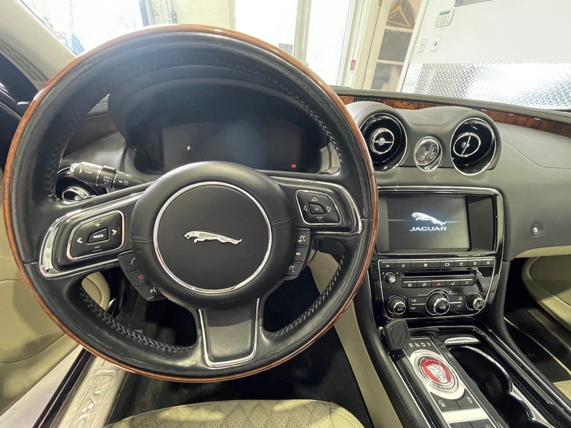 Jaguar XJ 2017 - Image 23