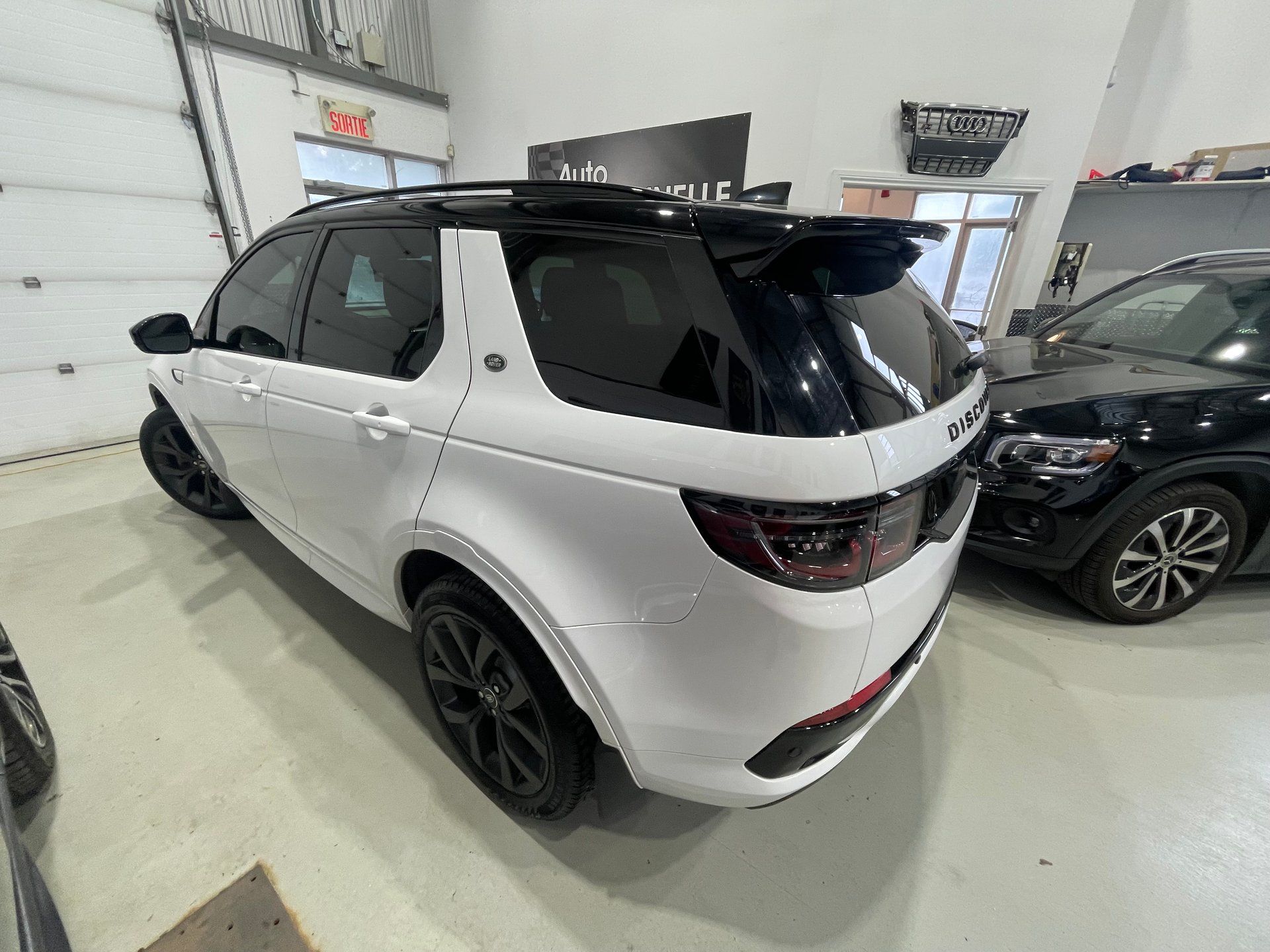 Land Rover Discovery Sport 2023 - Image 9