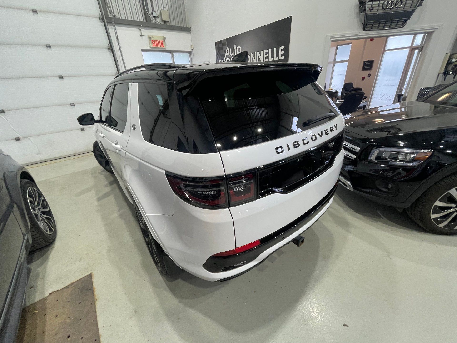 Land Rover Discovery Sport 2023 - Image 10