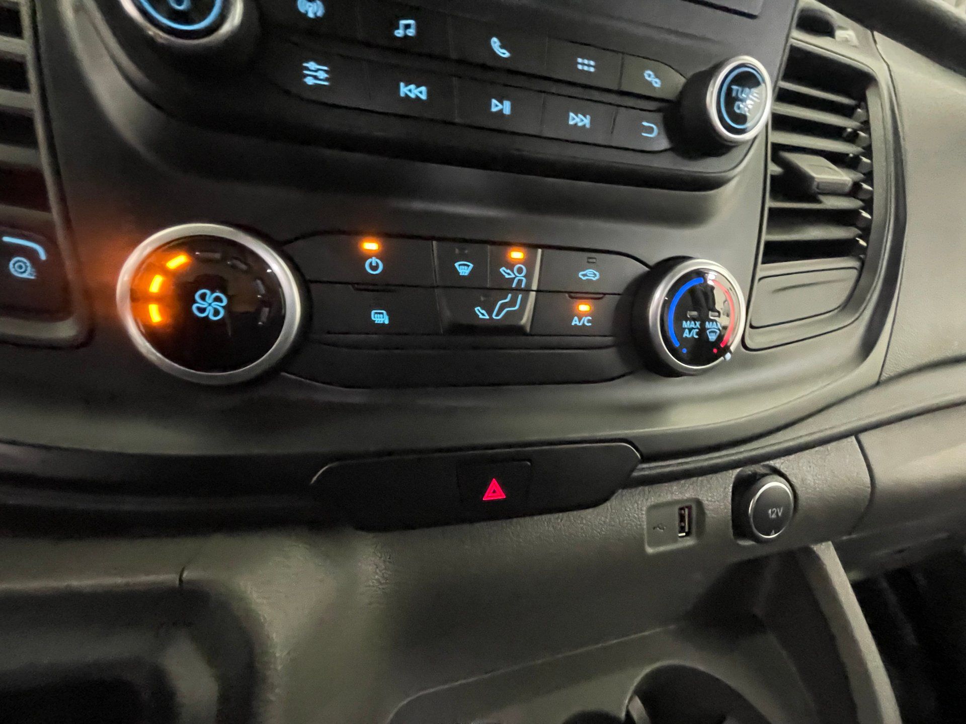 Ford Transit-250 Cargo 2020 - Image 37