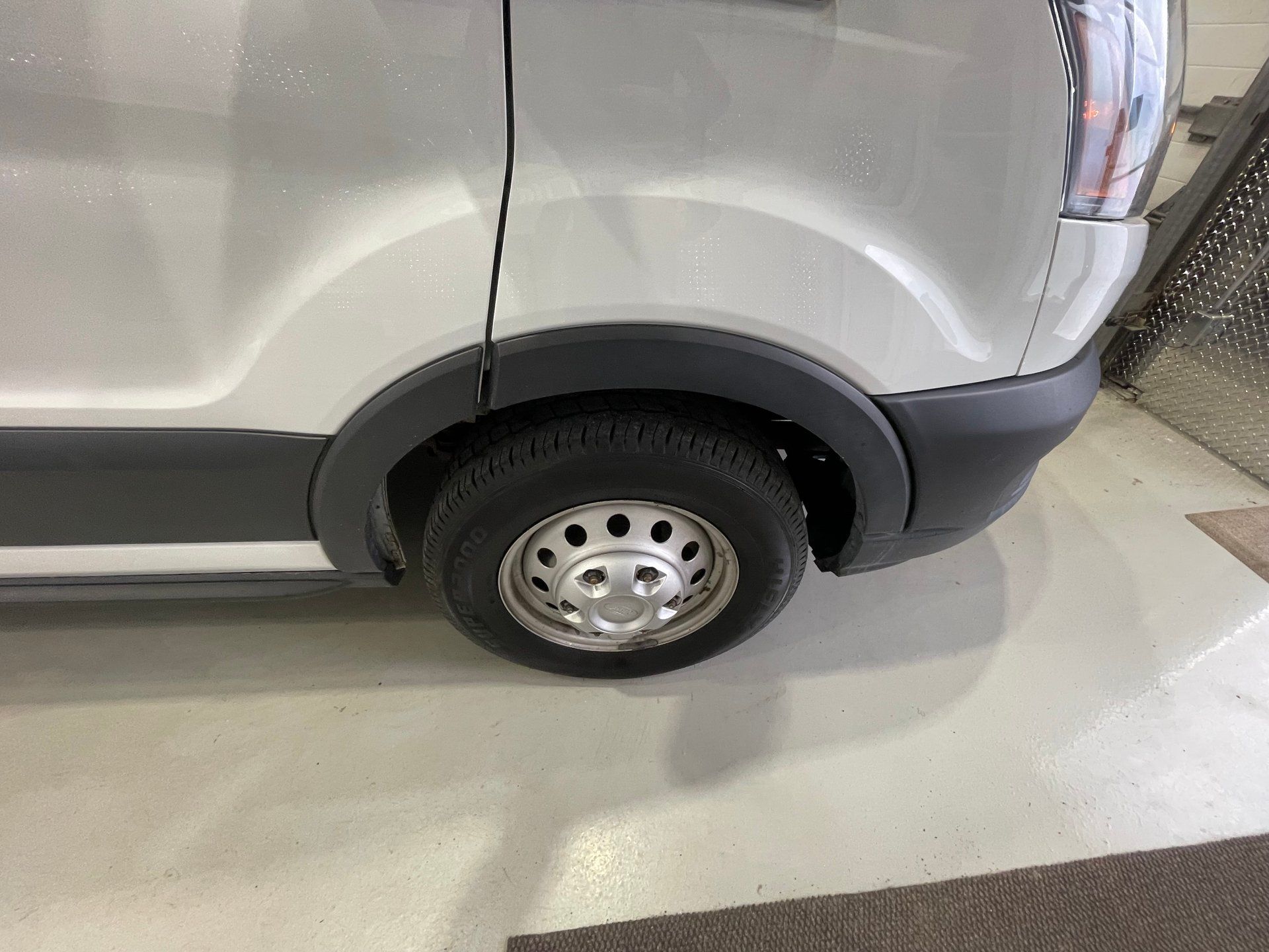 Ford Transit-250 Cargo 2020 - Image 16