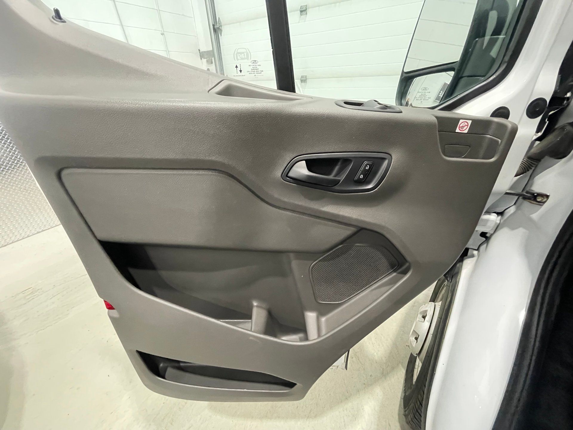 Ford Transit-250 Cargo 2020 - Image 30