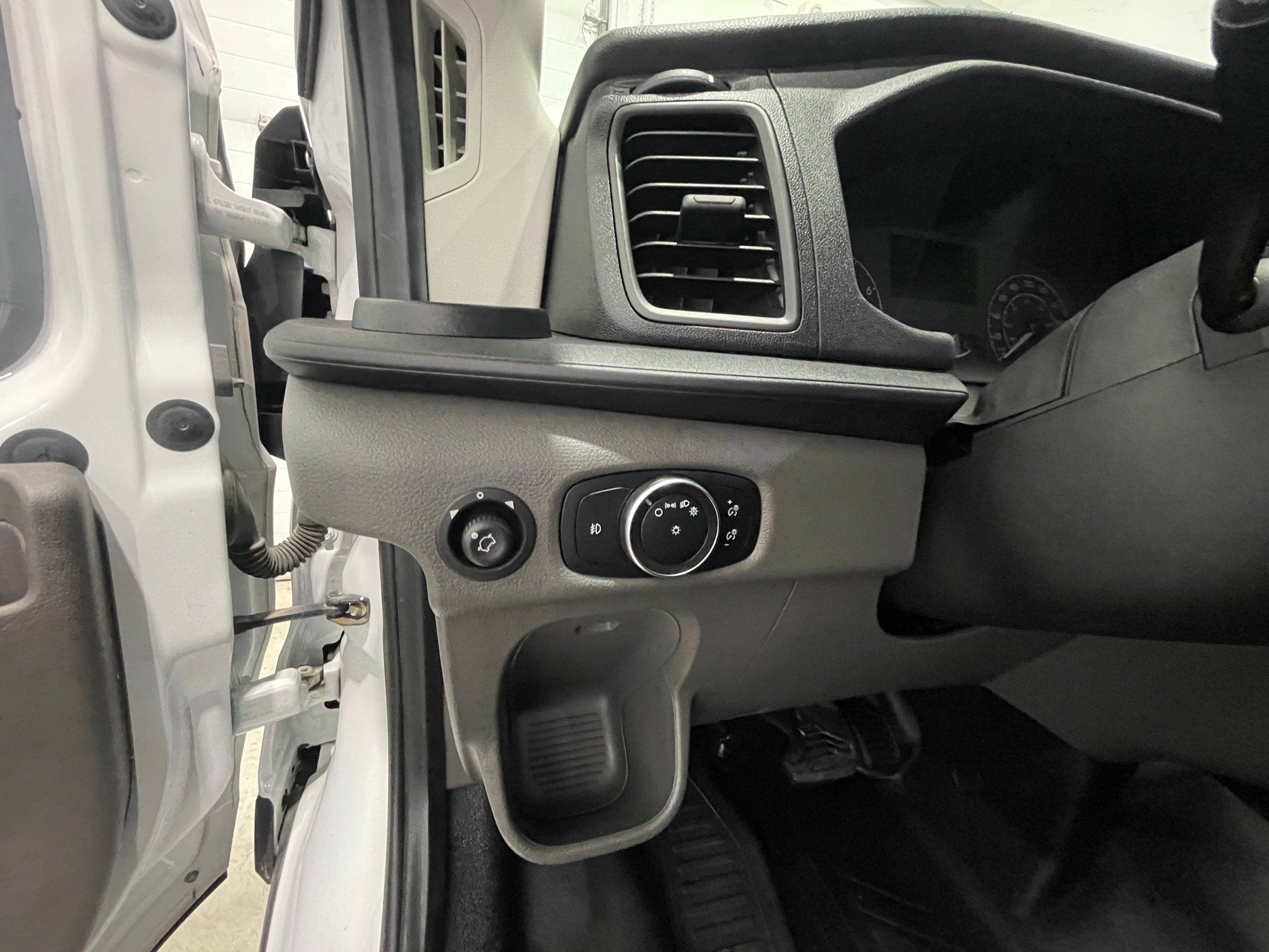 Ford Transit-250 Cargo 2020 - Image 31