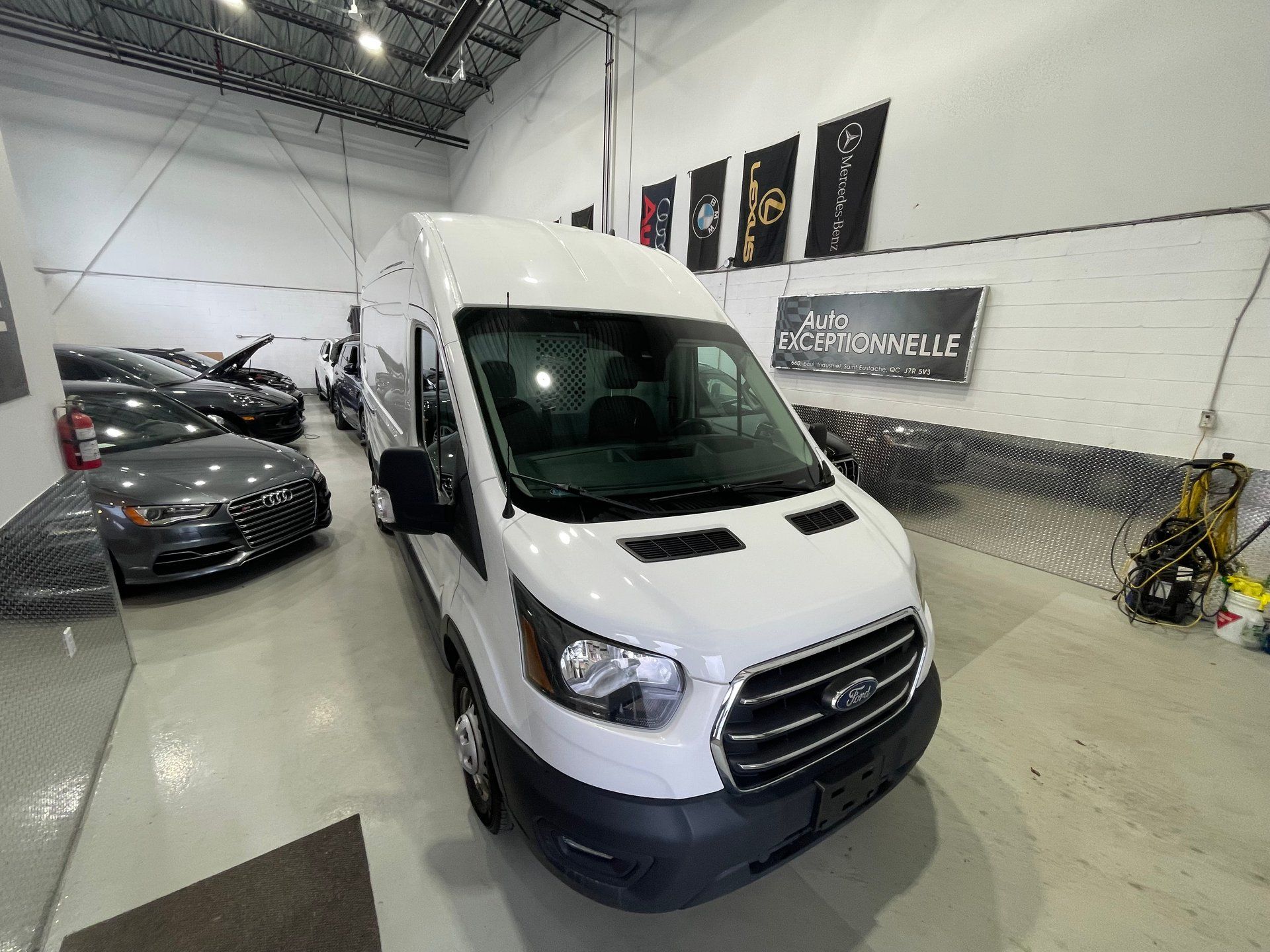 Ford Transit-250 Cargo 2020 - Image 18