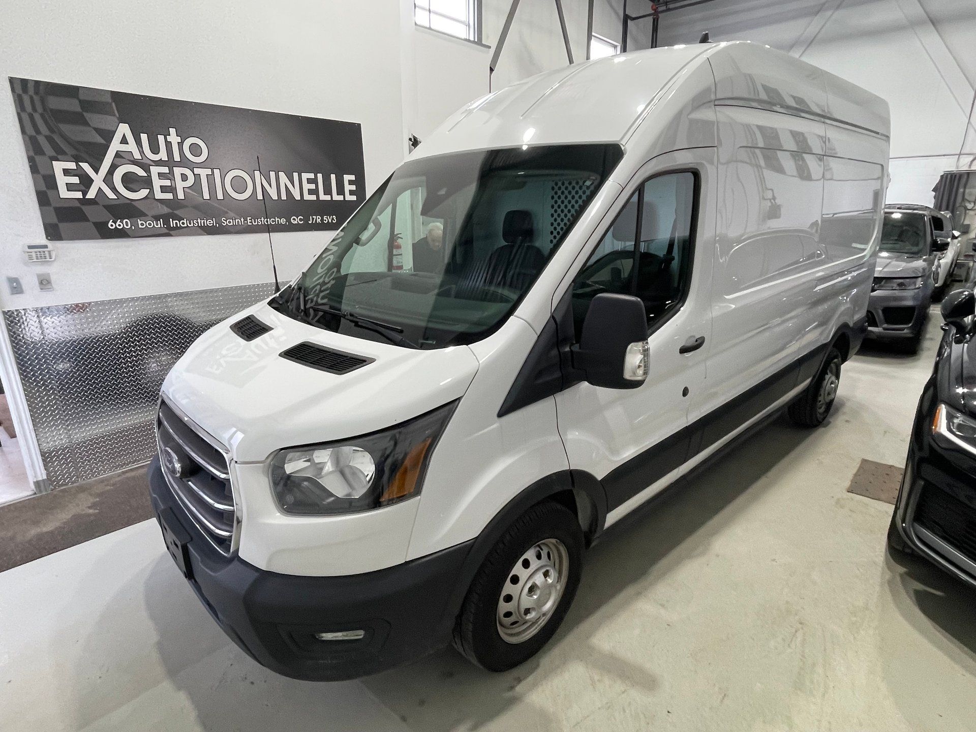 Ford Transit-250 Cargo 2020 - Image 4