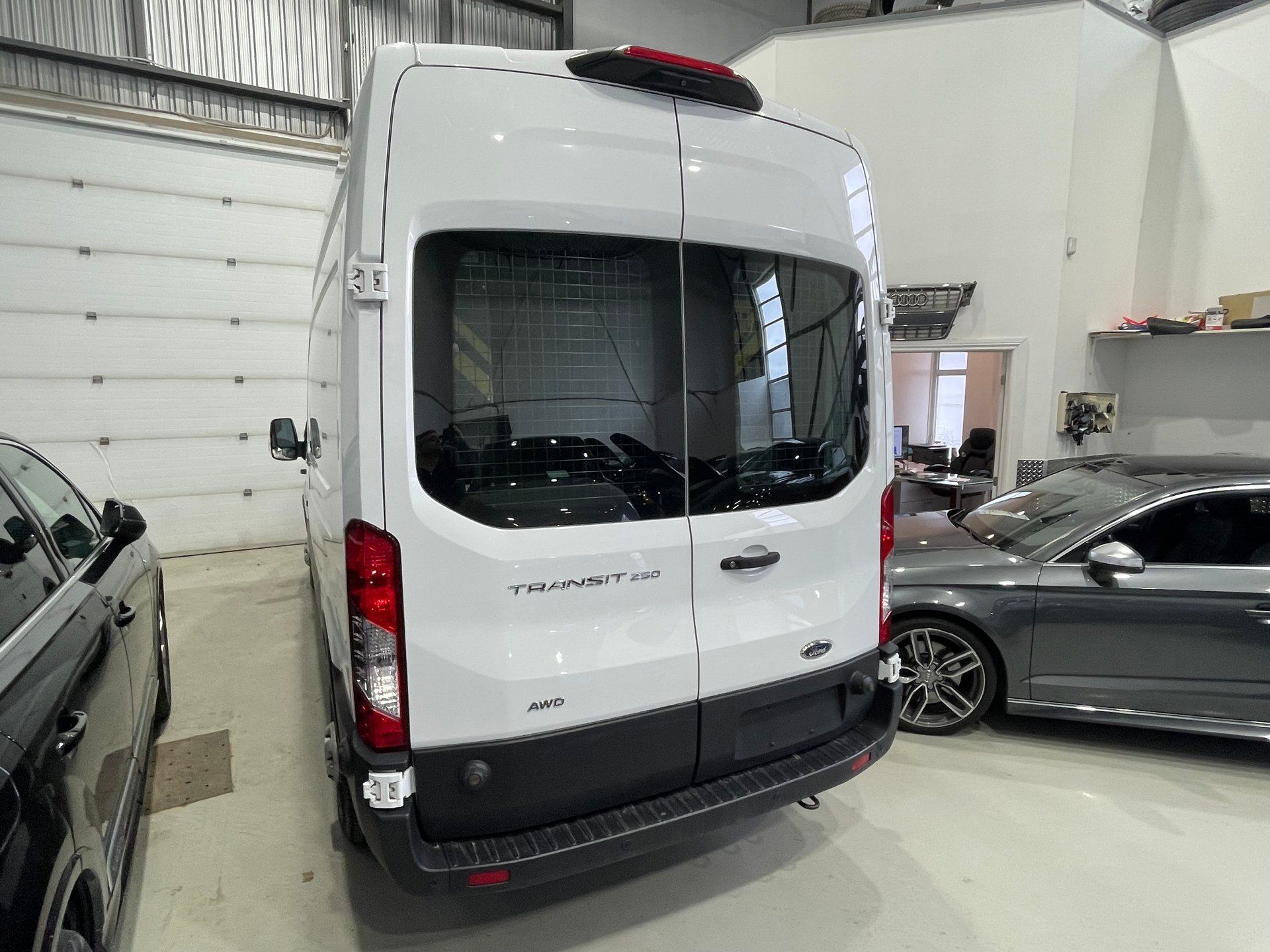 Ford Transit-250 Cargo 2020 - Image 6