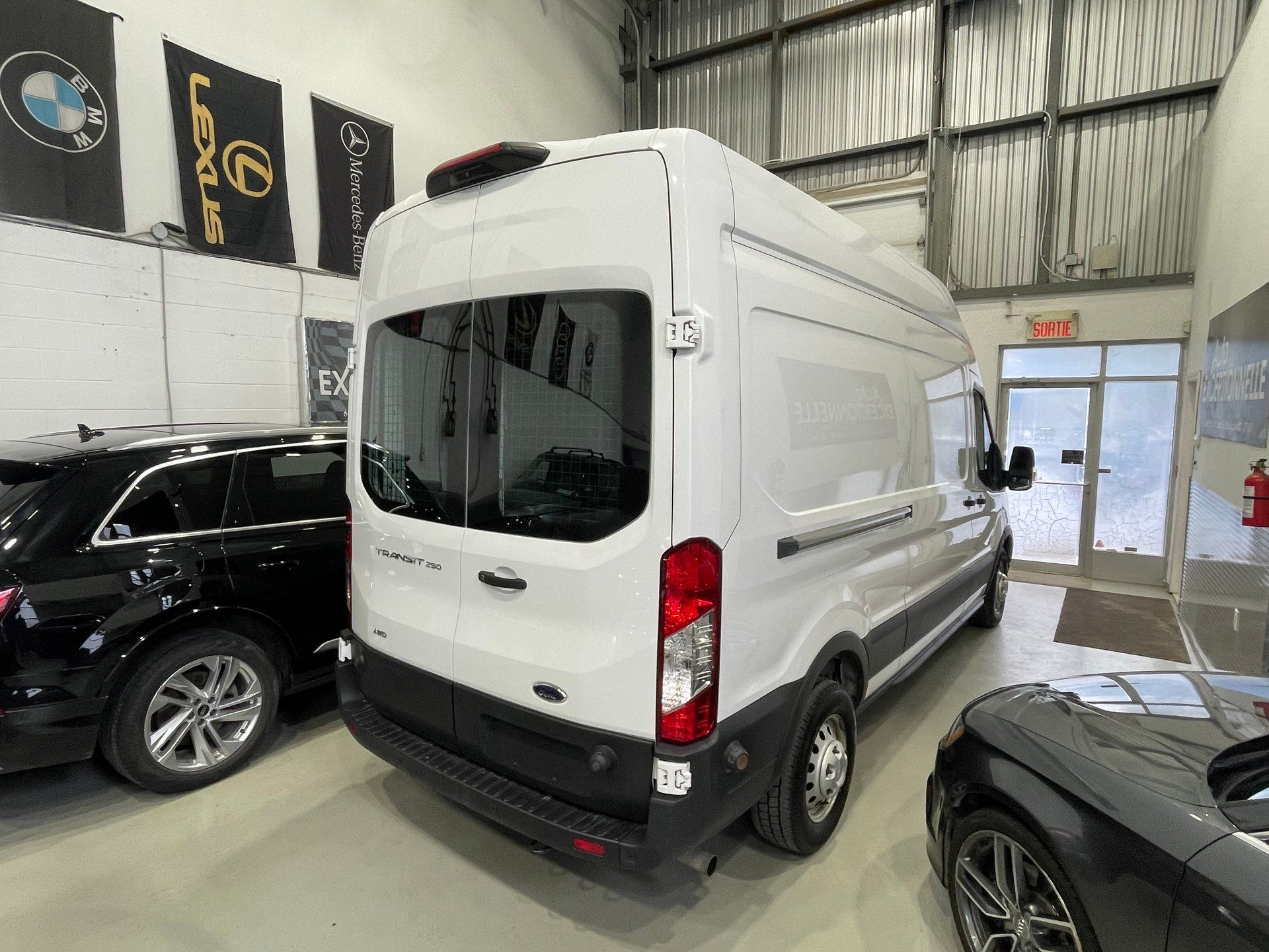 Ford Transit-250 Cargo 2020 - Image 7