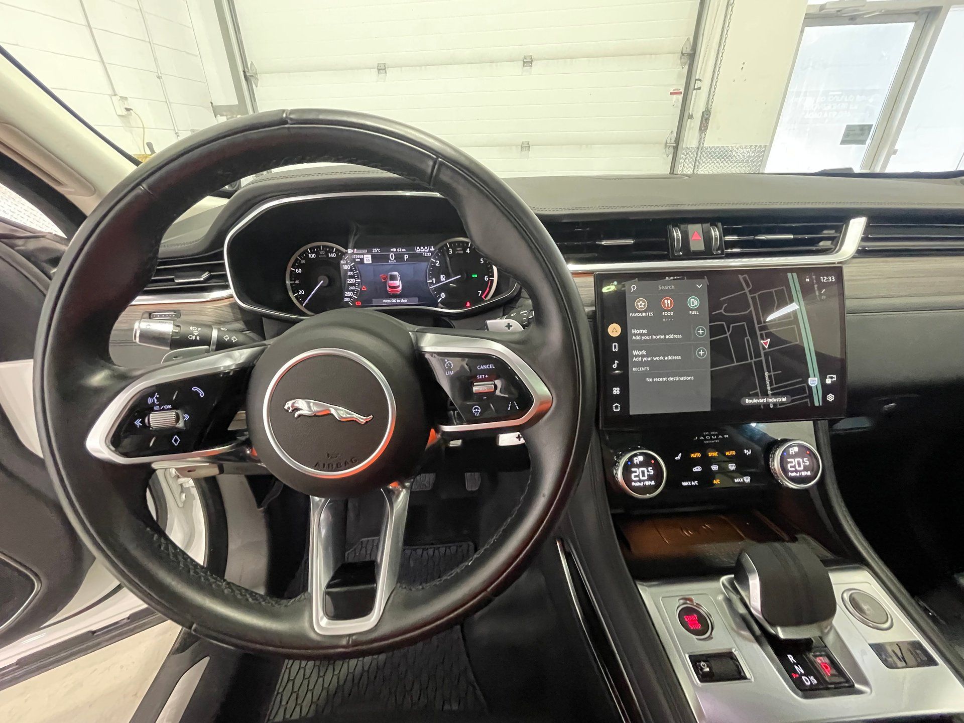 Jaguar F-PACE 2022 - Image 38