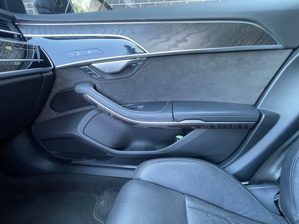 Audi A8 L 2021 - Image 19