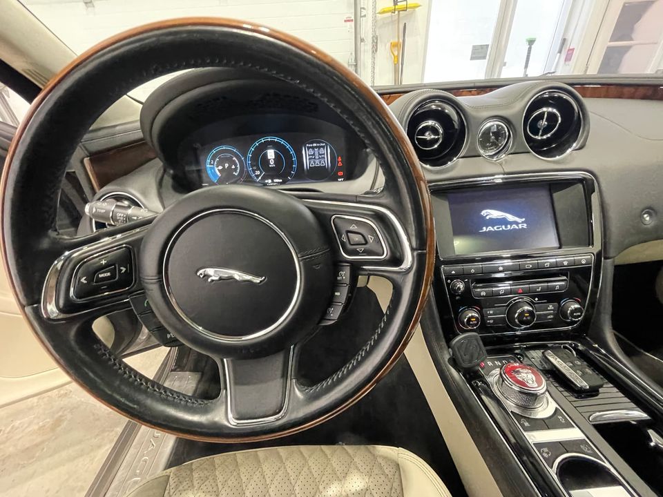 Jaguar XJL 2017 - Image 25