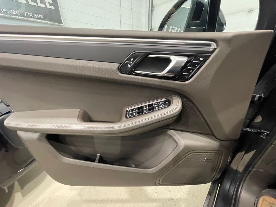 Porsche Macan 2022 - Image 44