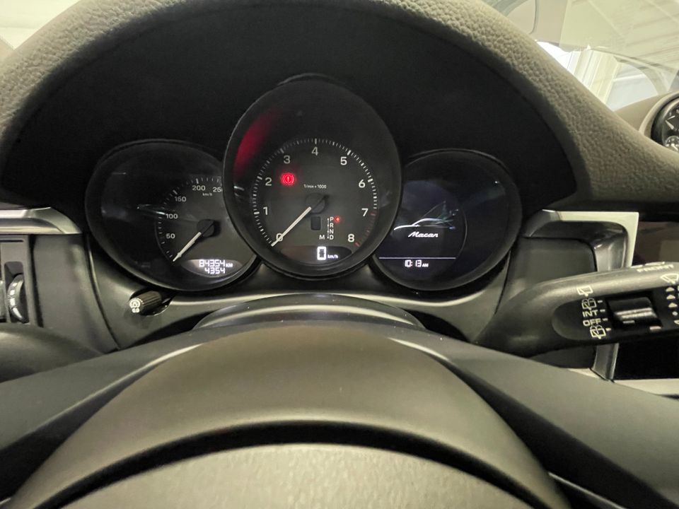 Porsche Macan 2022 - Image 49