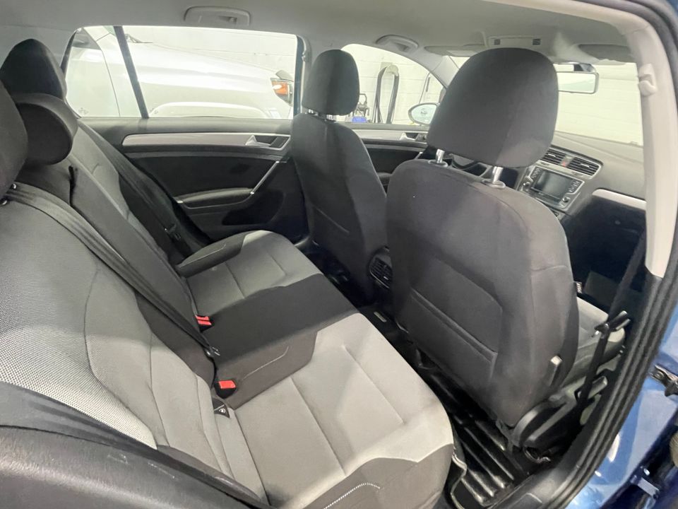 Volkswagen e-Golf 2016 - Image 18