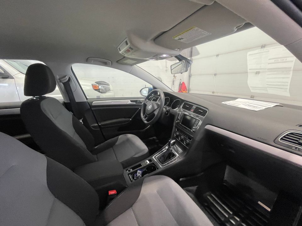 Volkswagen e-Golf 2016 - Image 21