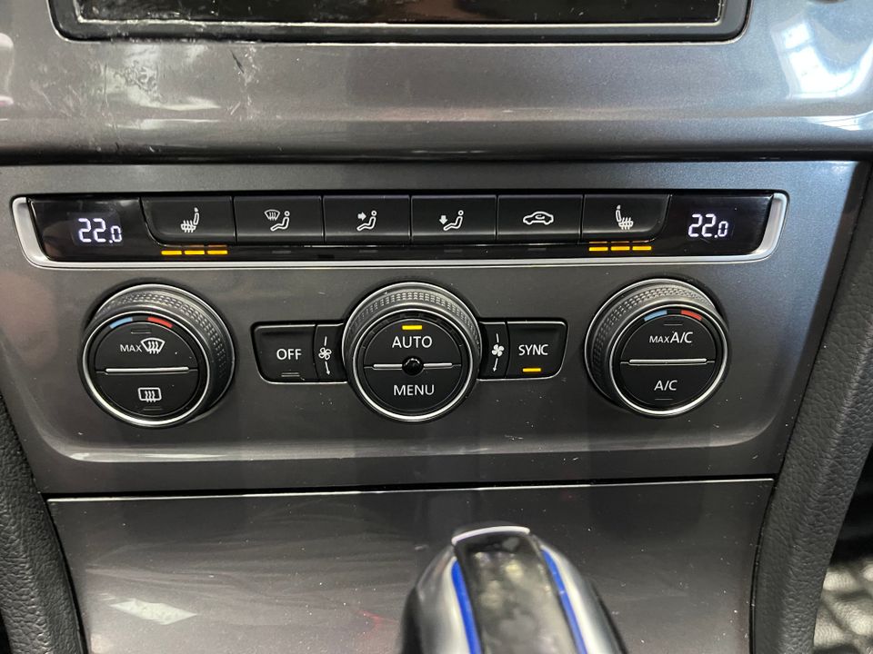 Volkswagen e-Golf 2016 - Image 32