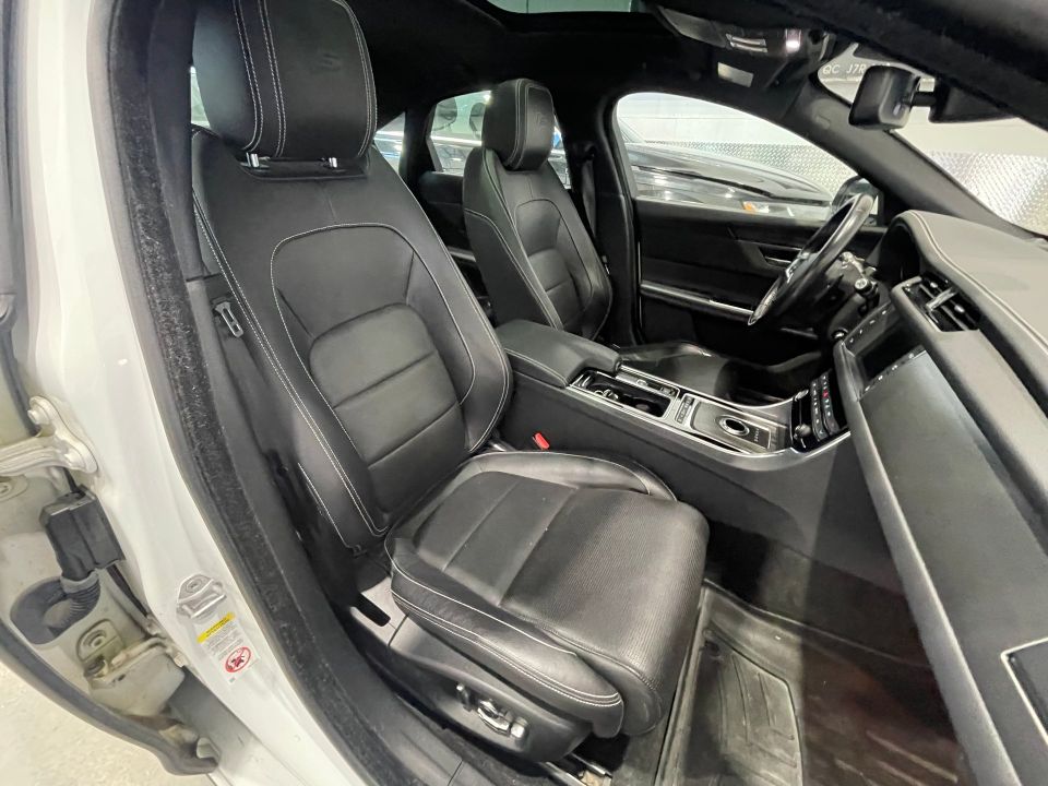Jaguar XF 2017 - Image 17