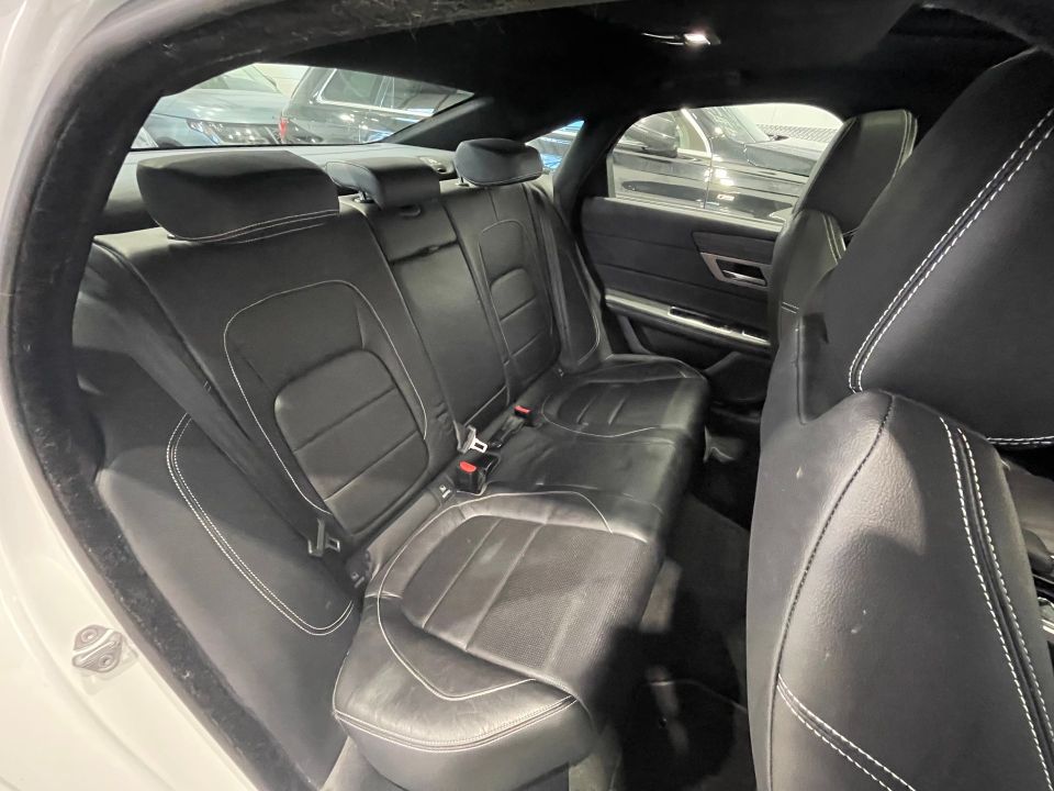 Jaguar XF 2017 - Image 19