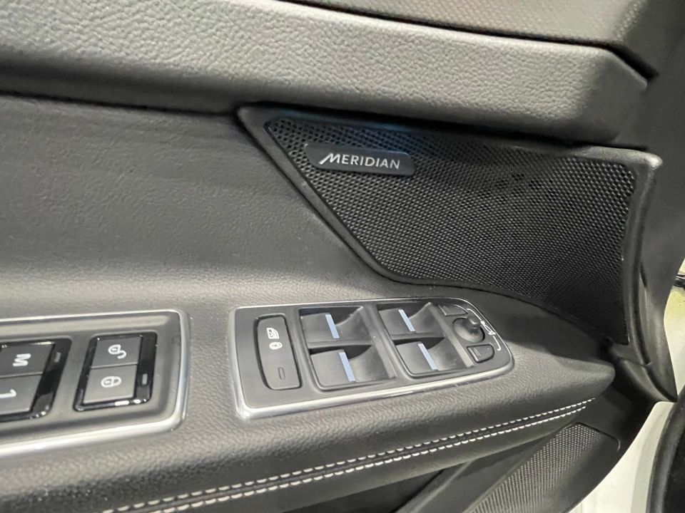 Jaguar XF 2017 - Image 36