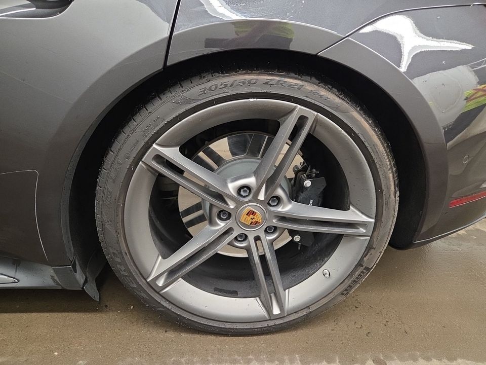 Porsche Taycan 2022 - Image 19