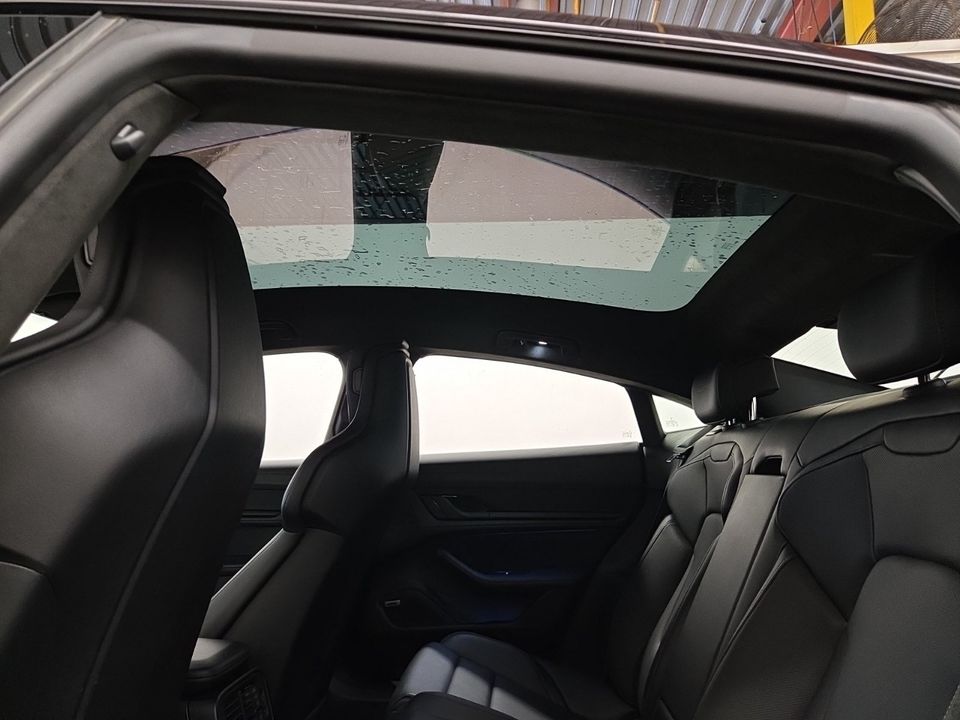 Porsche Taycan 2022 - Image 11