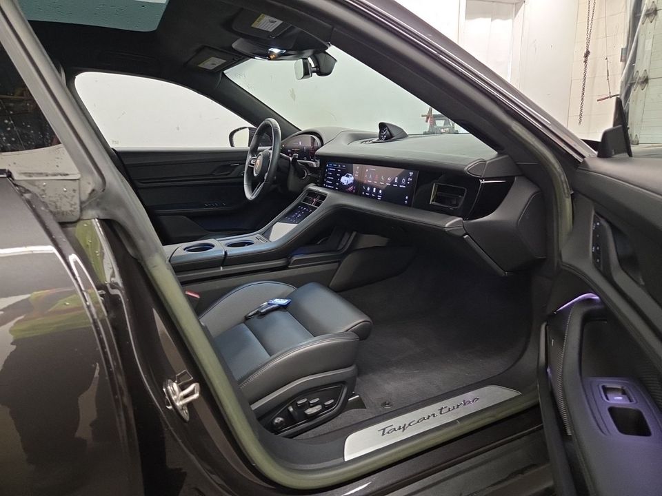 Porsche Taycan 2022 - Image 16