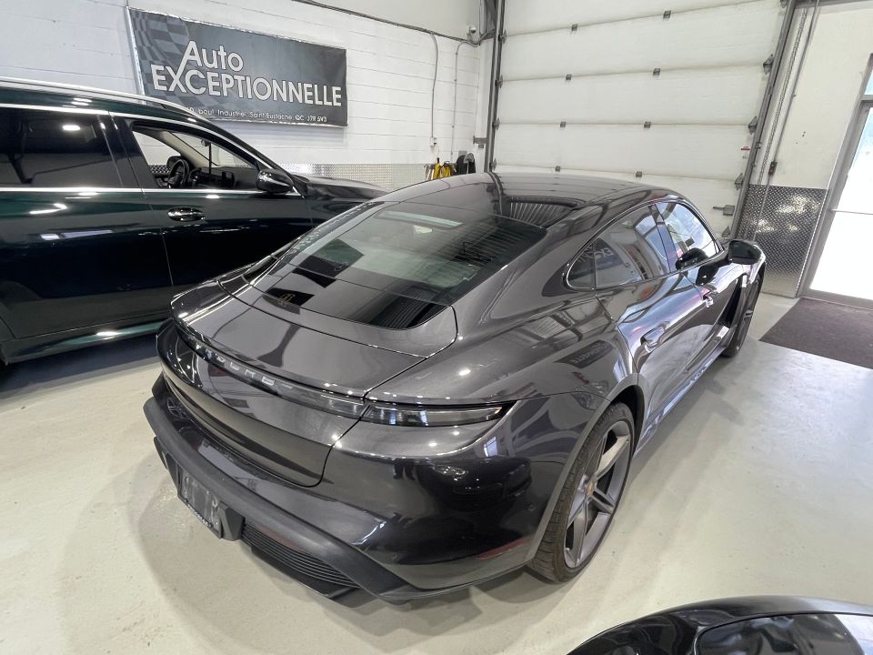 Porsche Taycan 2022 - Image 12