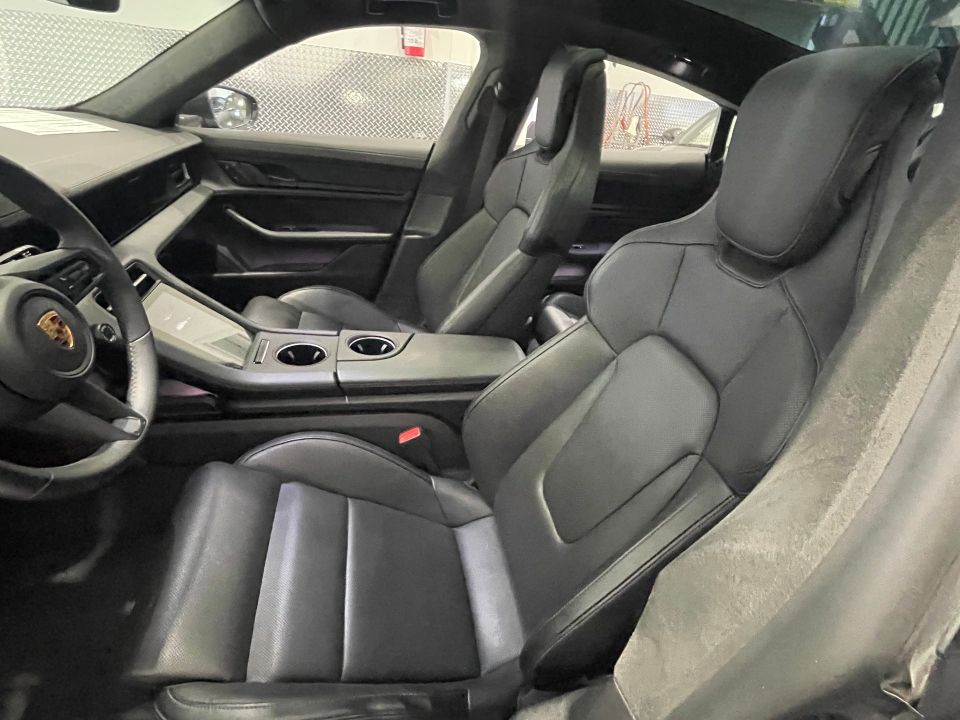 Porsche Taycan 2022 - Image 18