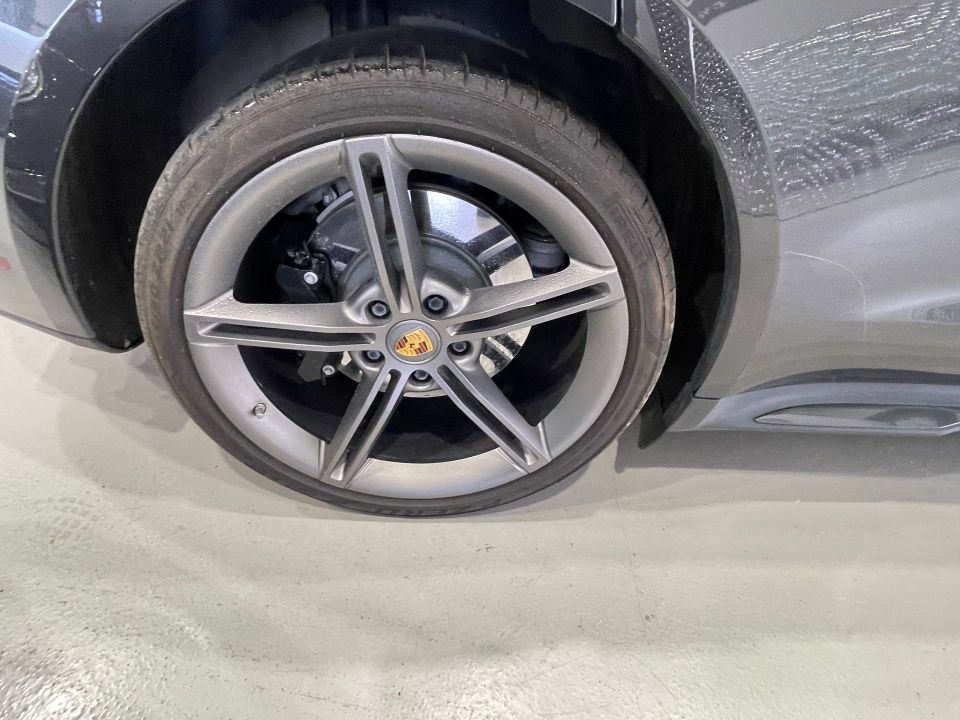 Porsche Taycan 2022 - Image 13