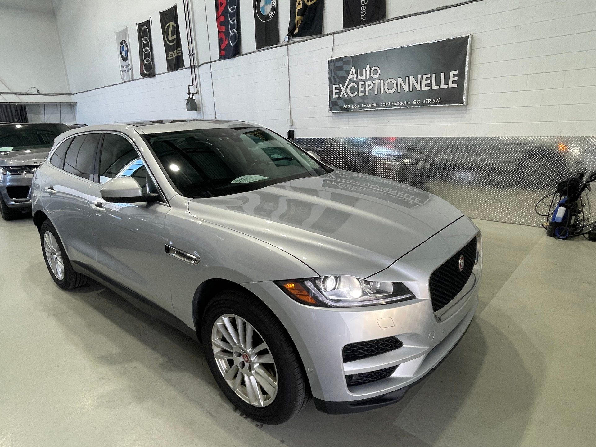 Jaguar F-PACE 2019 - Thumbnail 1
