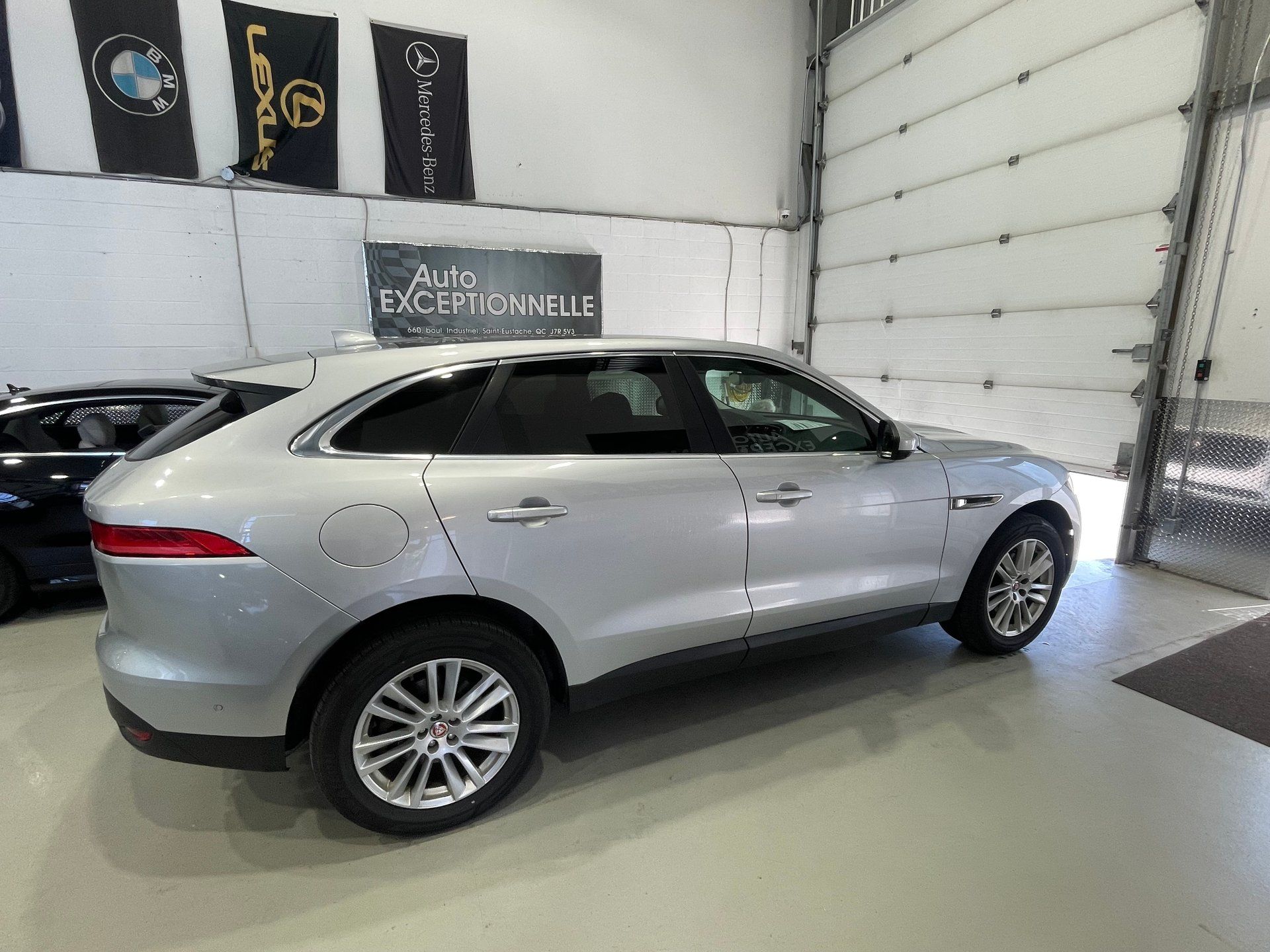 Jaguar F-PACE 2019 - Thumbnail 2
